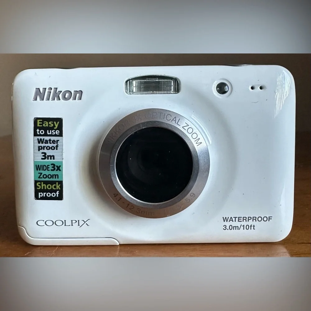 Nikon COOLPIX S30 10.1MP Waterproof Digital Camera White FOR REPAIR/PARTS